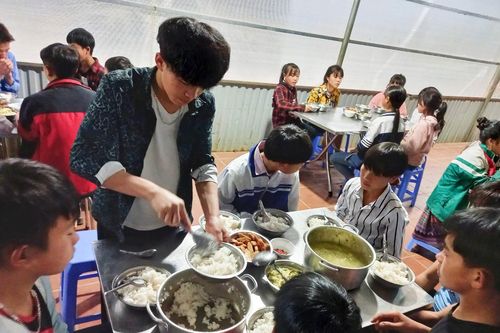 Trường tổ chức bán trú và nỗi niềm người trong cuộc
