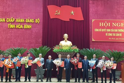 Tỉnh Hòa Bình điều động, bổ nhiệm 21 cán bộ lãnh đạo