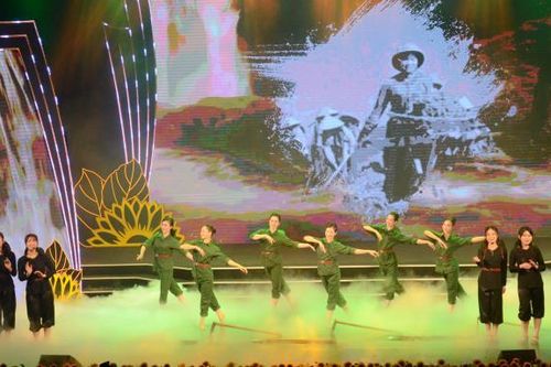 Giao lưu nghệ thuật 'Ngày vui thống nhất'