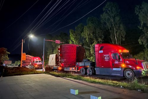 CSGT Bình Định 'tuýt còi' xe quá khổ chở hàng siêu trường trên Quốc lộ 19