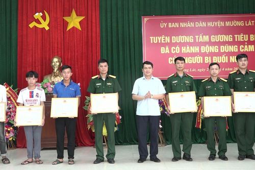 Tuyên dương các quân nhân cứu nữ sinh lớp 10 thoát khỏi đuối nước