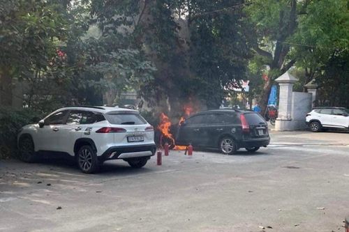 Xe ô tô đỗ ở sân bất ngờ bốc cháy