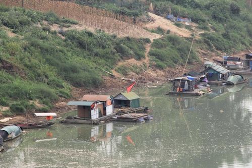Khu định cư bỏ hoang và ước vọng lên bờ của dân vạn chài sông Lam