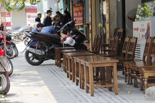 Hà Nội: Đường riêng cho người khiếm thị trên vỉa hè bị chiếm như có 'sổ đỏ'