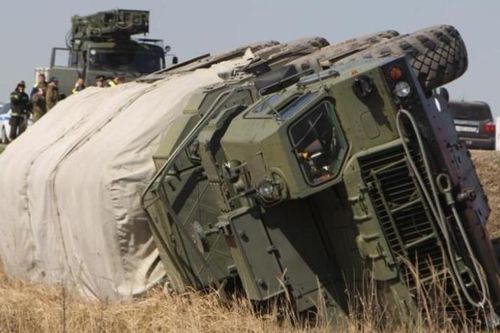 Xe tải chở hệ thống tên lửa S-400 của Nga lao xuống mương vì tài xế say rượu