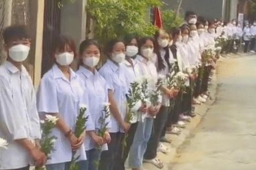 Nghẹn lòng cảnh học sinh xếp hàng dài, cầm hoa trắng tiễn biệt cô giáo lần cuối