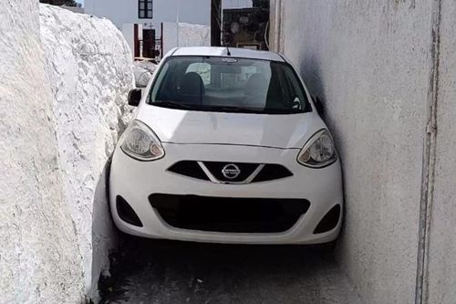 Thấy con hẻm siêu hẹp, du khách lái xe Nissan vẫn đâm đầu vào và cái kết