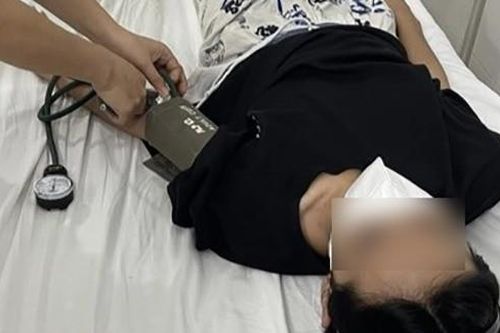Xác minh sự việc nam sinh lớp 8 bị ba của bạn nữ cùng lớp đánh
