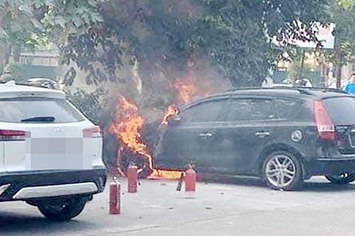 Ô tô Hyundai i30 đang đỗ trong sân bốc cháy dữ dội