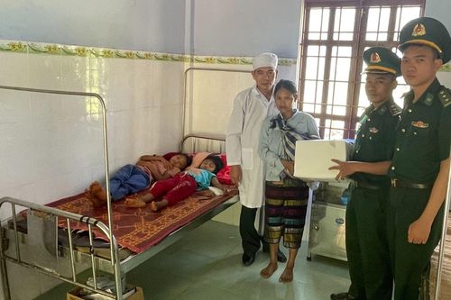 Hai con nhập viện sau bữa trưa có nấm rừng