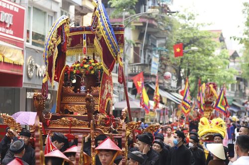 Hàng nghìn người về khai hội chùa Thầy