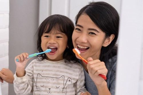 Đánh răng trước hay sau ăn, có nên nhúng kem đánh răng vào nước?
