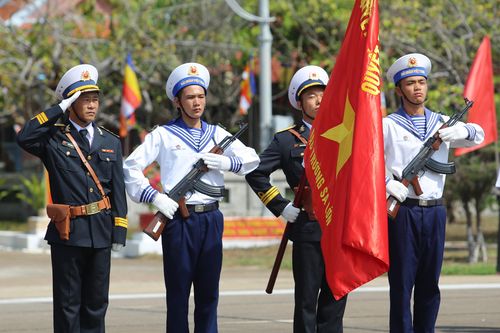 Cận cảnh kiều bào xúc động dự lễ chào cờ tại Đảo Trường Sa