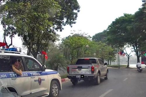 Cản trở đoàn xe ưu tiên, nam tài xế ôtô bán tải bị phạt 7 triệu đồng