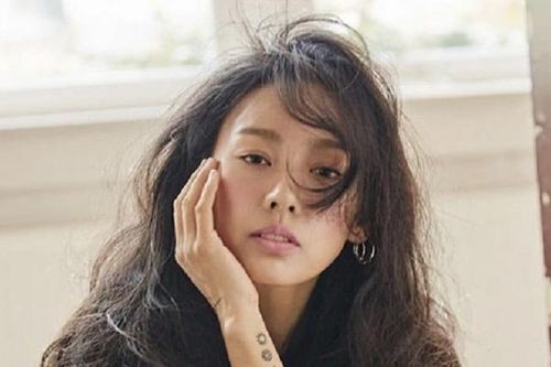 'Nữ hoàng gợi cảm' Lee Hyori khoe nhan sắc ở tuổi 44