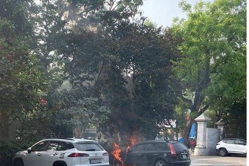 Nghệ An: Xe ô tô đỗ ở sân công ty bất ngờ bốc cháy