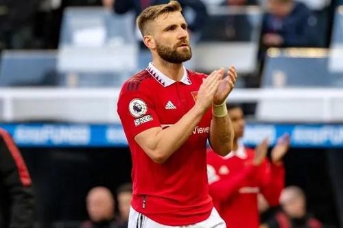 Luke Shaw càng ngày càng thích đá trung vệ