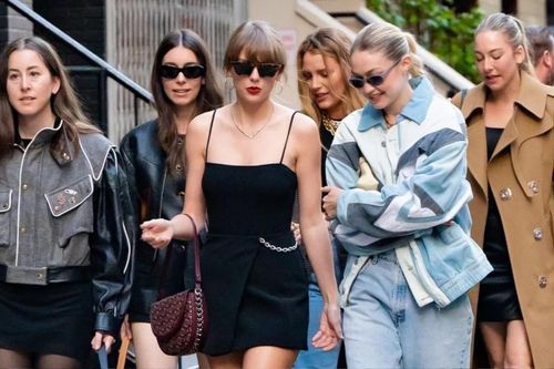 Hậu chia tay bạn trai, Taylor Swift lên đồ xuống phố cùng hội bạn thân: Đơn giản nhưng vẫn khí chất