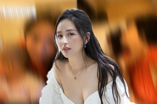 Nhiều lần phủ nhận chuyện bầu bí, Mai Phương Thúy bất ngờ 'đáp trả' tin đồn bằng clip ôm hôn một em bé