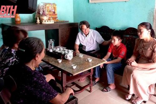 Trao kinh phí đỡ đầu 22 trẻ mồ côi đặc biệt khó khăn trên địa bàn huyện Đông Sơn