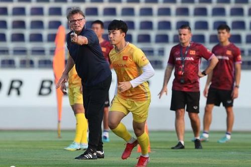 HLV Troussier đưa 5 tiền đạo sang Campuchia