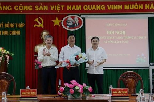 Trao quyết định nghỉ hưu cho Phó trưởng Ban Nội chính Tỉnh ủy