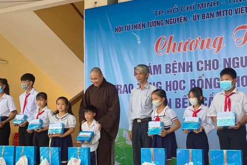 Hội Từ thiện chùa Tường Nguyên tổ chức khám bệnh, tặng quà, suất cơm đến người nghèo