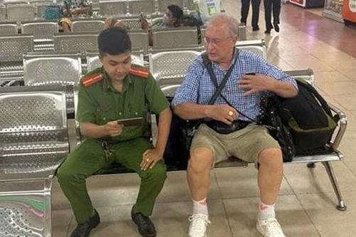 Thiếu úy Công an phường giúp du khách Tây Ban Nha thoát cảnh cơ nhỡ