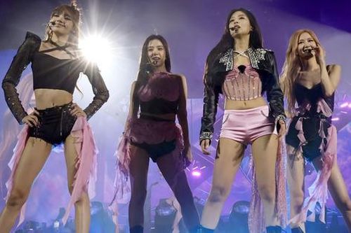 Blackpink diện đồ NTK gốc Việt tại Coachella 2023 (Thế giới Showbiz ngày 24/04/2023)