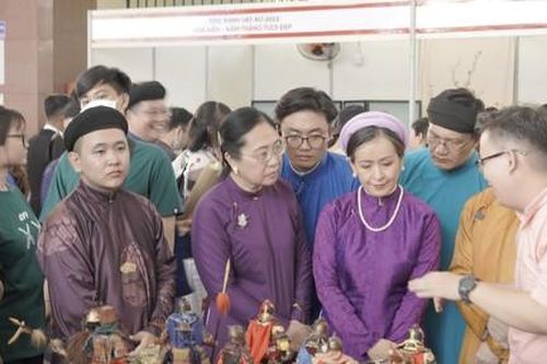 Hàng ngàn bạn trẻ tìm hiểu văn hóa từ lễ hội Việt phục
