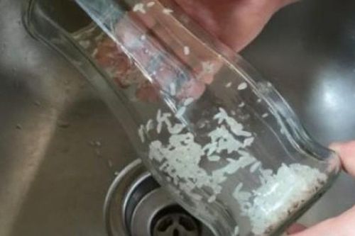 Làm sạch bình hoa, chai lọ nhanh chóng chỉ với các nguyên liệu sẵn có
