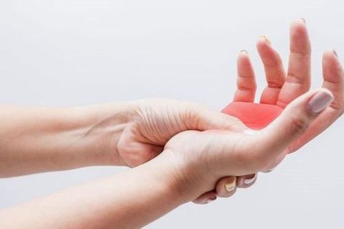 Tê bì tay chân là nguyên nhân của bệnh gì và khi nào cần đi khám?