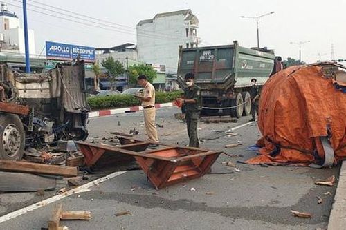 Bất an sau hàng loạt vụ xe tải chở cuộn thép nặng hàng chục tấn văng xuống đường
