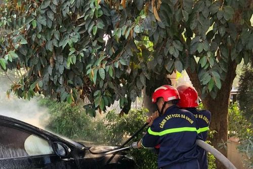 Ô tô đang đỗ trong sân bất ngờ bốc cháy