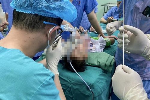 Trẻ viêm phổi mãi không khỏi vì vỏ hướng dương rơi vào khí quản