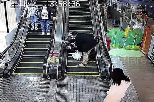 Thót tim cảnh hai bà cháu bị ngã khi đi thang cuốn