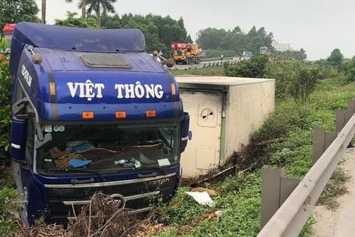 Xe container chở hàng đông lạnh mất lái lật nghiêng bên lề đường