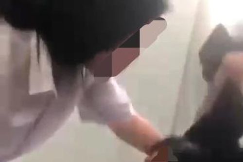 Quảng Trị: Một nữ sinh bị quây đánh hội đồng trong nhà vệ sinh