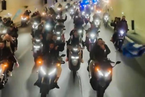 Dàn môtô đuổi theo xe bus Napoli