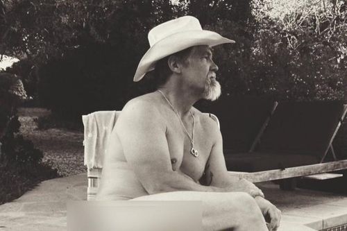 'Thanos' Josh Brolin bị chê lố lăng khi đăng ảnh khỏa thân