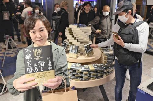 Sức hấp dẫn của Murakami kéo nhiều độc giả đến hiệu sách lúc nửa đêm