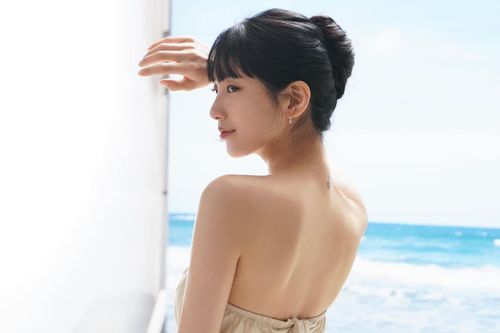 'Tình đầu quốc dân' Suzy khoe thời trang bra top sang chảnh