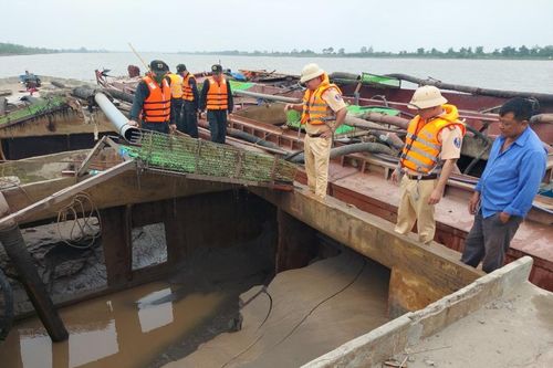 Chặn 3 tàu khai thác cát trái phép