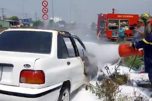 Tai nạn giao thông ngày 25/4/2023: Xe máy tông vào dải phân cách, một người chết