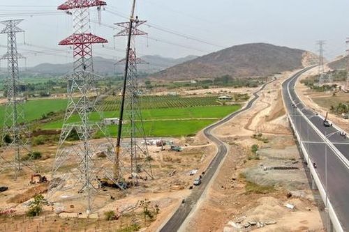 Hoàn thành di dời các điểm giao chéo đường dây 500 kV với cao tốc Bắc Nam qua tỉnh Bình Thuận