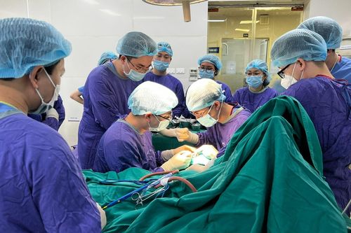 Xuyên đêm phục hồi bàn tay cho bệnh nhi