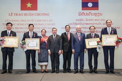 Đảng, Nhà nước Lào trao Huân chương tặng lãnh đạo Ủy ban Trung ương Mặt trận Tổ quốc Việt Nam và Ban Dân vận Trung ương