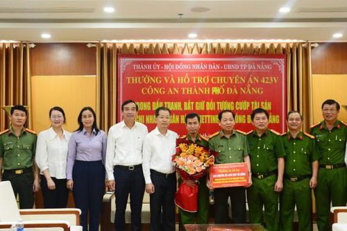 Khen thưởng lực lượng điều tra, bắt giữ đối tượng cướp ngân hàng táo tợn