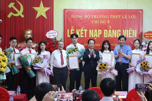 Trường học Hà Nội kết nạp Đảng cho 7 học sinh lớp 12