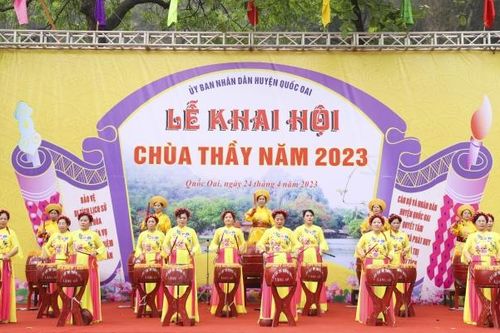 Hàng ngàn du khách về khai hội chùa Thầy